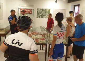 BICIKLISTI IZ ZAGREBA U OBILASKU KULTURNOG CENTRA