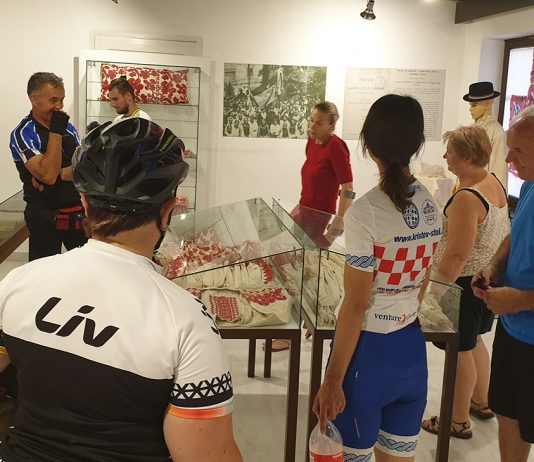 BICIKLISTI IZ ZAGREBA U OBILASKU KULTURNOG CENTRA